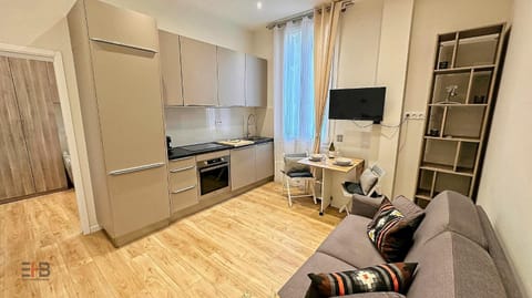 TV and multimedia, Kitchen or kitchenette, Living room, Dining area, oven, stove