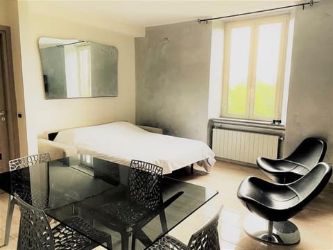 Bed, Living room