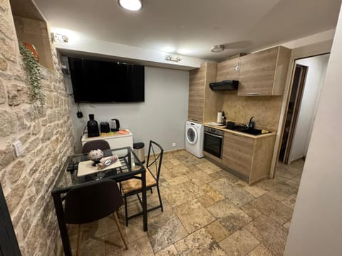 TV and multimedia, Dining area, stove, toaster