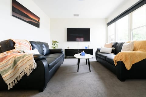 The Riverside Hideaway - A Tranquil Escape House in Tasmania