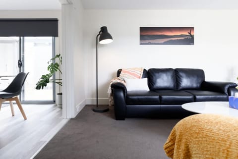 The Riverside Hideaway - A Tranquil Escape House in Tasmania