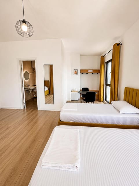 Shower, Toilet, Property building, Bed, Coffee/tea facilities, Bedroom, hair dryier, air conditioner