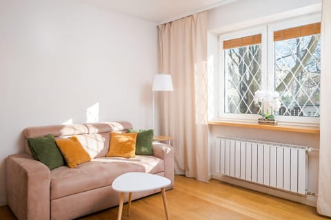 Bed, Living room, Photo of the whole room, Seating area