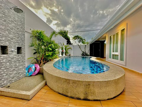Day, Natural landscape, Hot Tub, Pool view, Swimming pool