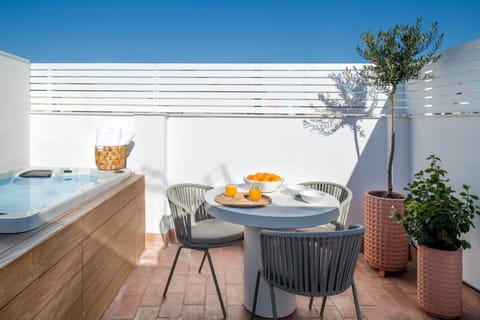 Hot Tub, Balcony/Terrace, Dining area, Swimming pool