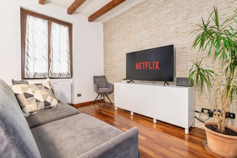 Communal lounge/ TV room, TV and multimedia, Living room, Seating area, Evening entertainment