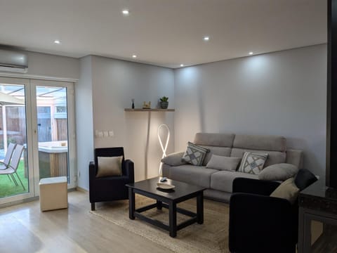 Communal lounge/ TV room, Living room, Seating area