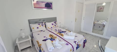 Bed, Bedroom, towels