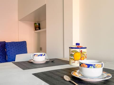 Coffee/tea facilities, Living room, Seating area, Dining area