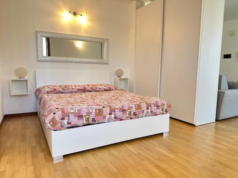 Bed, Photo of the whole room, Bedroom, wardrobe