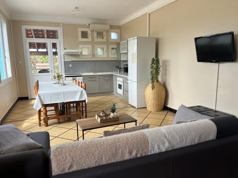 TV and multimedia, Kitchen or kitchenette, Living room, Seating area, Dining area, dishwasher, oven, stove