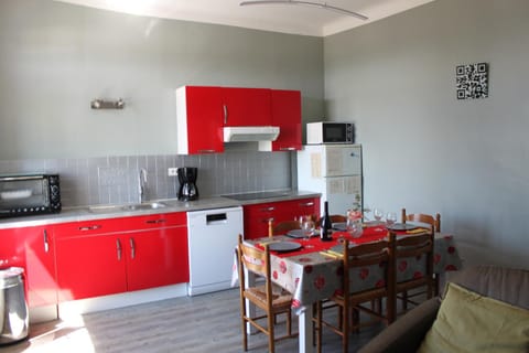 Coffee/tea facilities, Kitchen or kitchenette, Dining area, dishwasher, oven, stove, toaster