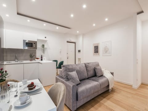 Kitchen or kitchenette, Living room, Seating area, Dining area, oven, stove