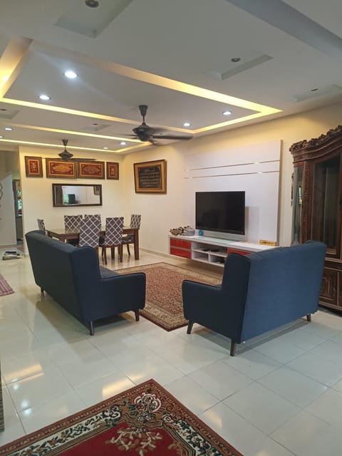 TV and multimedia, Living room, Seating area, Evening entertainment