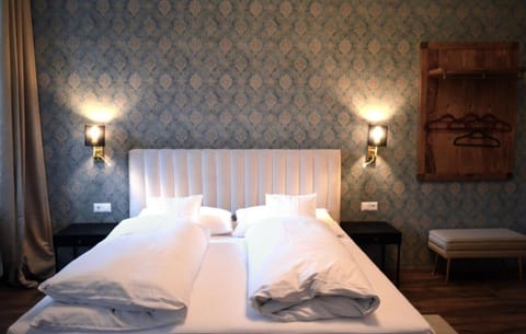 Cafe Zentral, Zimmer mit Frühstück Bed and Breakfast in Carinthia, Austria