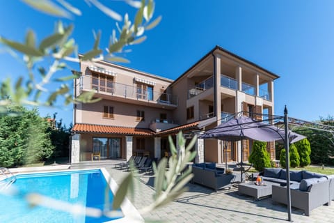 Property building, Patio, Day, Balcony/Terrace, Pool view, Swimming pool, sunbed