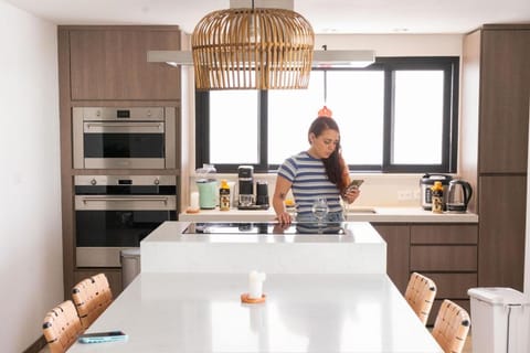 Coffee/tea facilities, Kitchen or kitchenette, Dining area, Communal kitchen, oven
