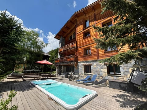 Property building, Patio, Day, Natural landscape, Garden, Swimming pool, sunbed