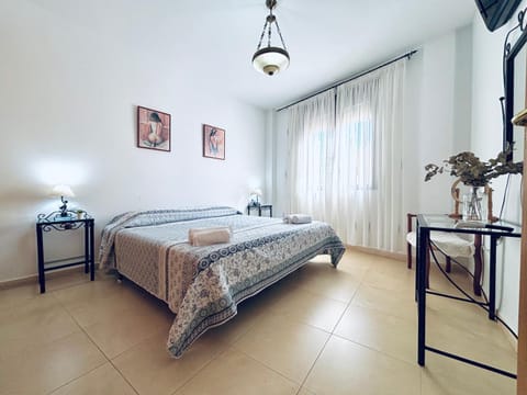 Bed, TV and multimedia, Photo of the whole room, Bedroom