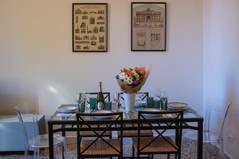 Seating area, Dining area