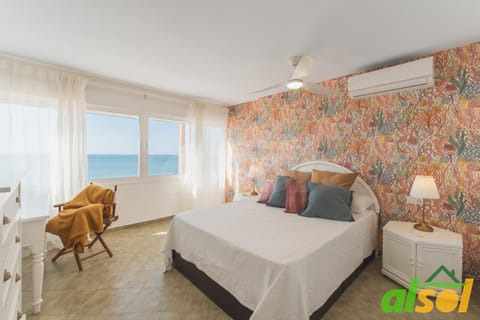 Bed, Photo of the whole room, Bedroom, air conditioner