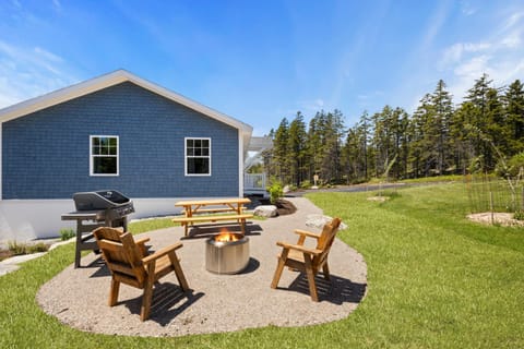 Apple Blossom Cottage - Cozy Romantic Escape House in Southwest Harbor