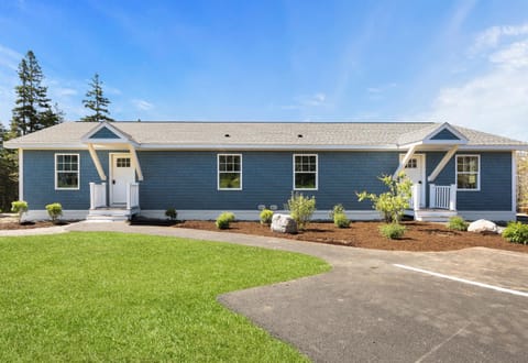 Apple Blossom Cottage - Cozy Romantic Escape House in Southwest Harbor