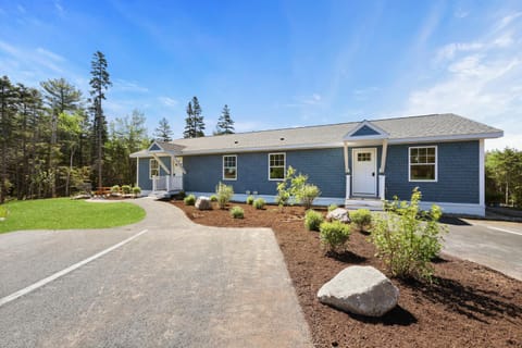 Apple Blossom Cottage - Cozy Romantic Escape House in Southwest Harbor