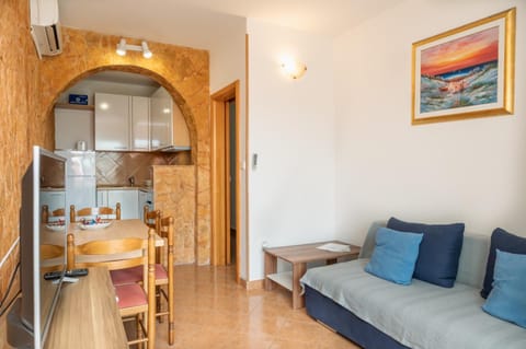 Kitchen or kitchenette, Living room, Seating area, Dining area, oven, stove