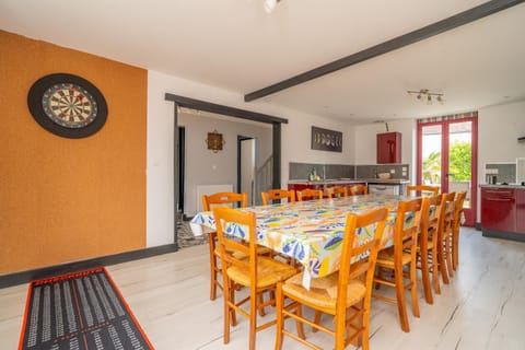 Darts, Kitchen or kitchenette, Dining area