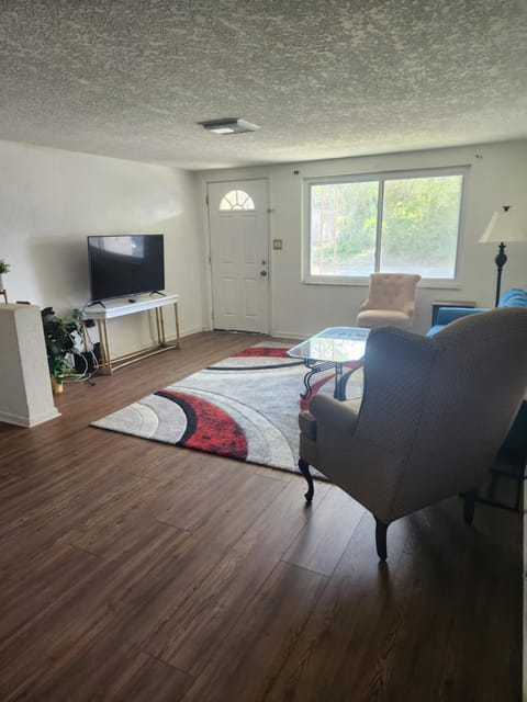 Communal lounge/ TV room, TV and multimedia, Living room, Seating area, Evening entertainment