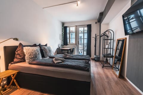 Bed, TV and multimedia, Photo of the whole room, Bedroom