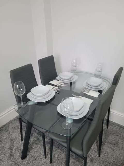 Large 5 Bedrooms in Sheffield, Near City Centre & Parks Apartment in Sheffield