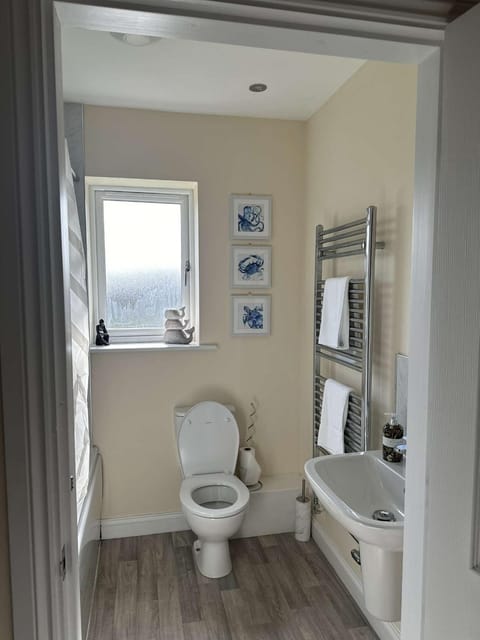 Newark area - modern 3 bedroom semi with free off road parking for 2 vehicles House in Newark-on-Trent