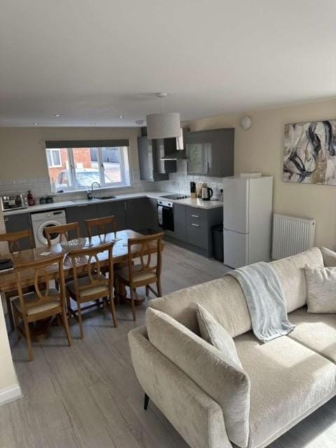 Newark area - modern 3 bedroom semi with free off road parking for 2 vehicles House in Newark-on-Trent