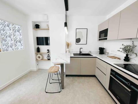 TV and multimedia, Kitchen or kitchenette, Dining area, minibar, oven, stove