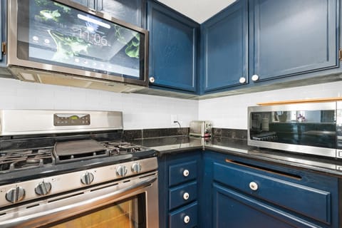 5bed 3bath Private gated community home 7miles to Downtown La close to Disney Apartment in Bell Gardens