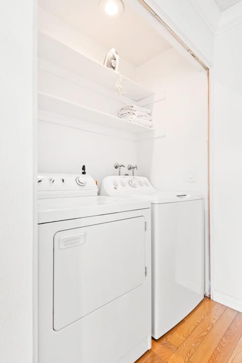 5bed 3bath Private gated community home 7miles to Downtown La close to Disney Apartment in Bell Gardens