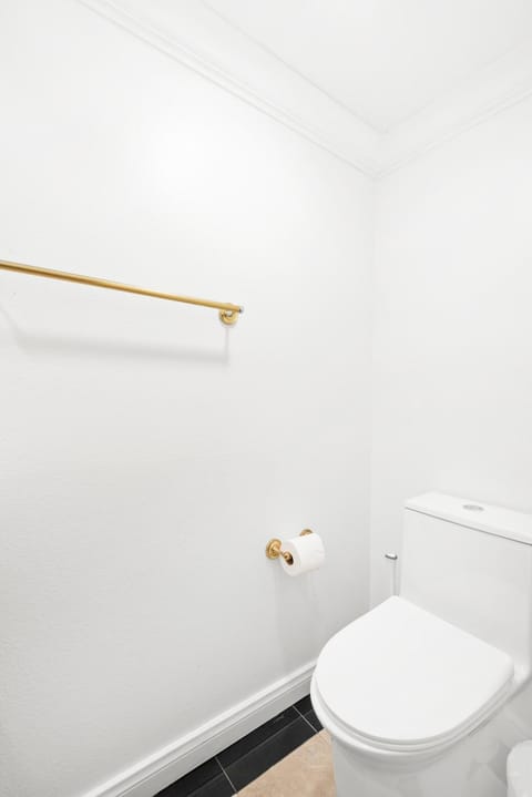 5bed 3bath Private gated community home 7miles to Downtown La close to Disney Apartment in Bell Gardens