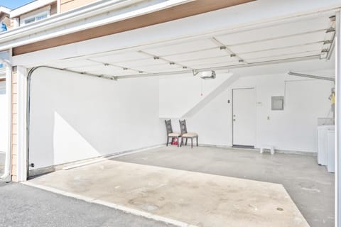 5bed 3bath Private gated community home 7miles to Downtown La close to Disney Apartment in Bell Gardens