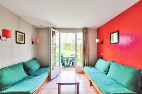 Bed, Living room