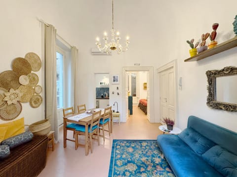 Day, Living room, Photo of the whole room, Seating area, Dining area, Lunch, Time of day