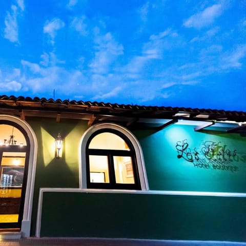 Facade/entrance
