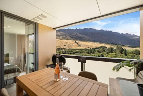 Natural landscape, View (from property/room), Balcony/Terrace, Dining area, Mountain view