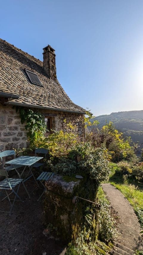 Property building, Balcony/Terrace, Mountain view