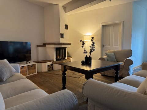 TV and multimedia, Living room, Seating area, Evening entertainment