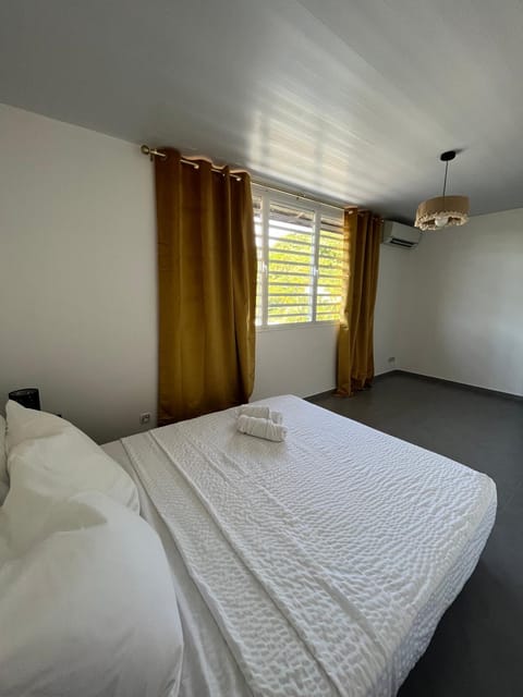 Bed, Photo of the whole room, Bedroom, air conditioner