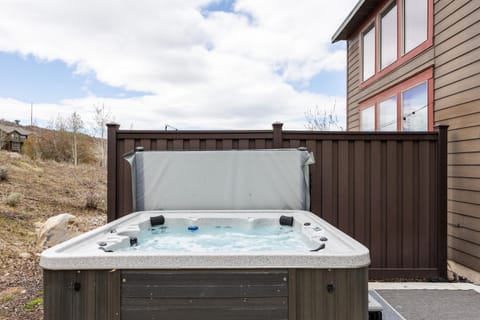 Luxurious Stay, 8min Drive to Deer Valley, Private Hot Tub, Parking for 3 Cars, Sleeps 18! Resort in Wasatch County