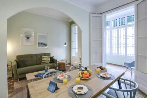 Coffee/tea facilities, Living room, Food and drinks, Seating area, Dining area, Food, Breakfast, Continental breakfast, Drinks