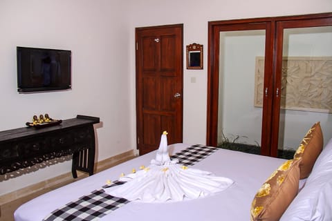 Bed, TV and multimedia, Bedroom